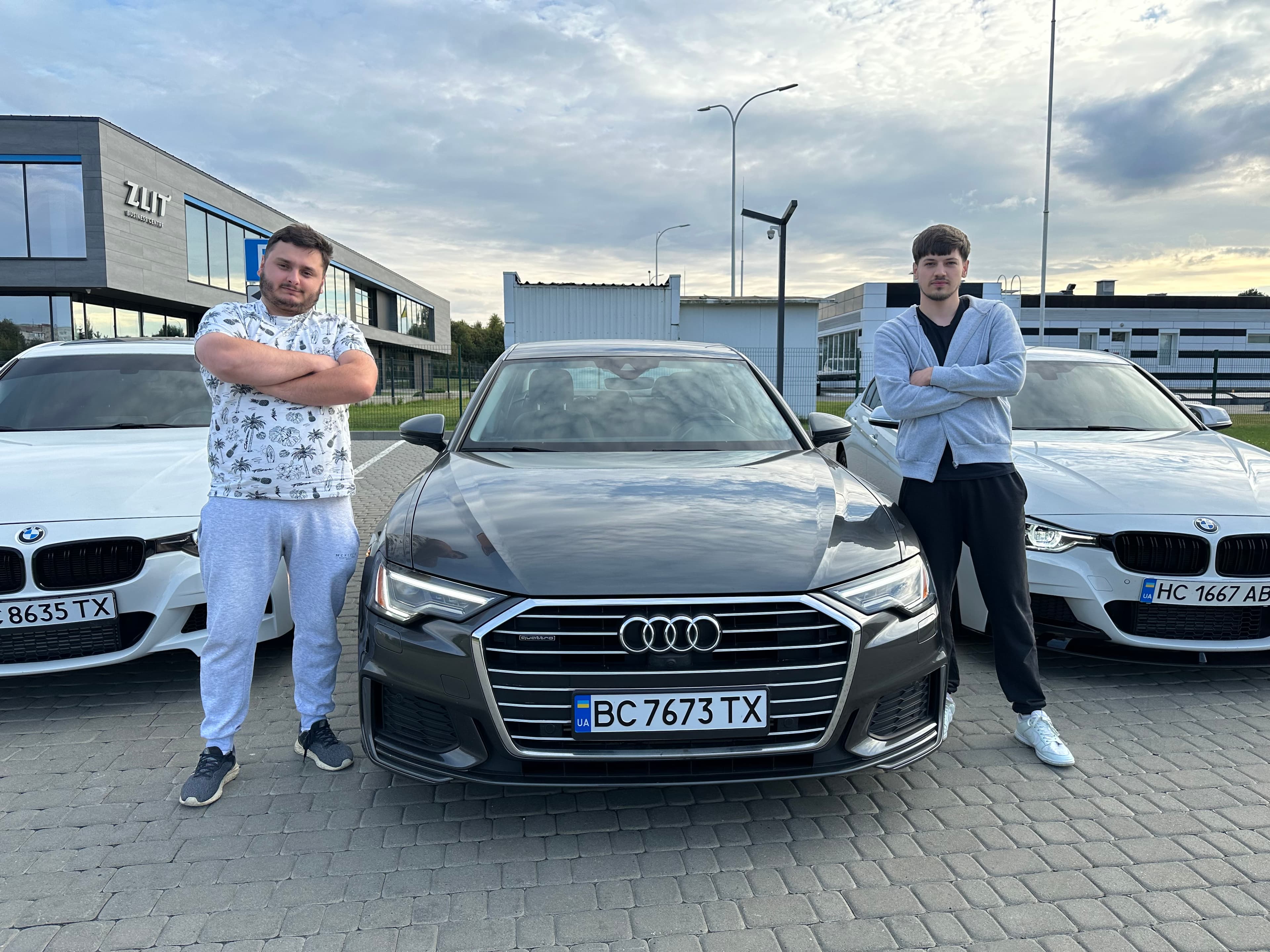 Команда ShefCar біля авто